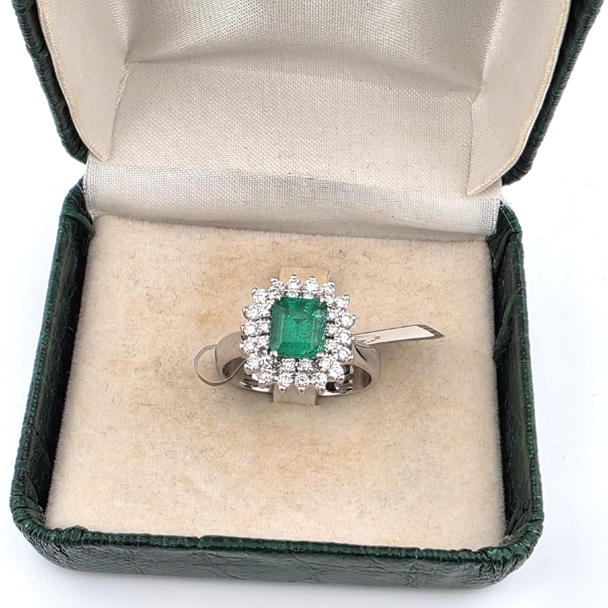 Anello in oro bianco 18kt con smeraldo centrale e diamanti a contorno-photo-7