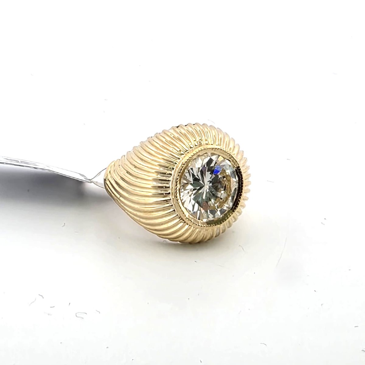 Anello in oro giallo con diamante centrale importante-photo-4