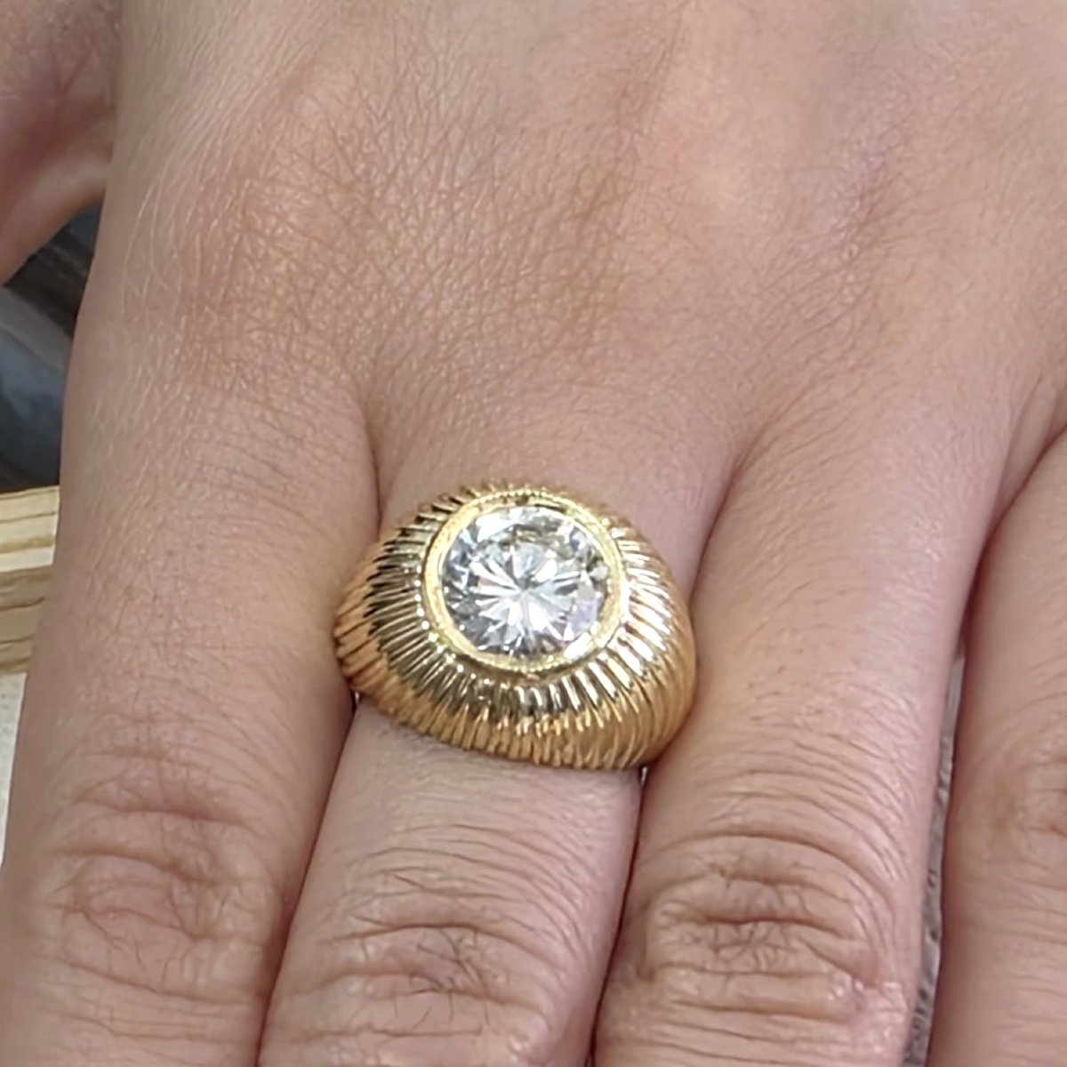 Anello in oro giallo con diamante centrale importante-photo-7