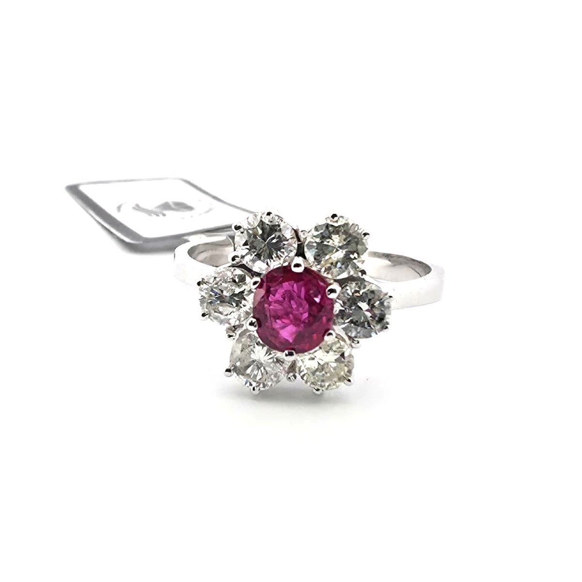Anello in oro bianco 18kt con rubino centrale e diamanti a contorno-photo-4
