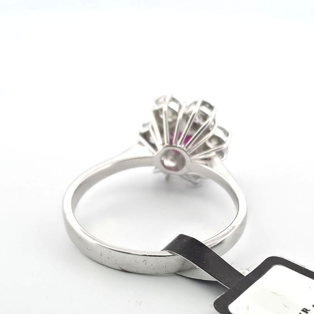 Anello in oro bianco 18kt con rubino centrale e diamanti a contorno-photo-6