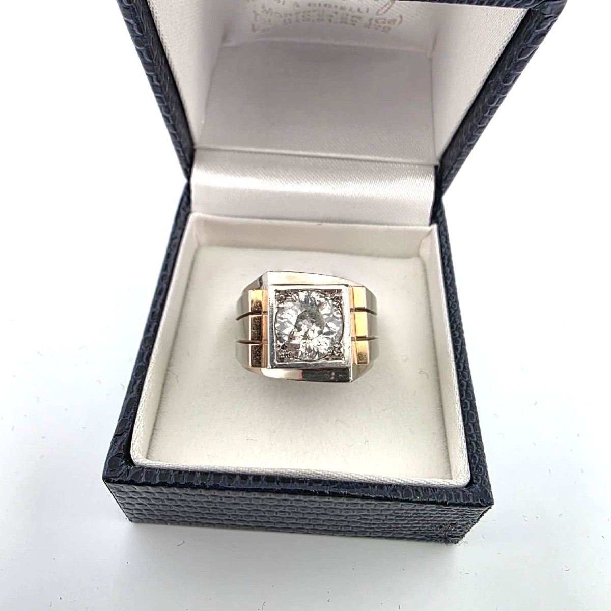 Anello in oro giallo 18kt con diamante centrale