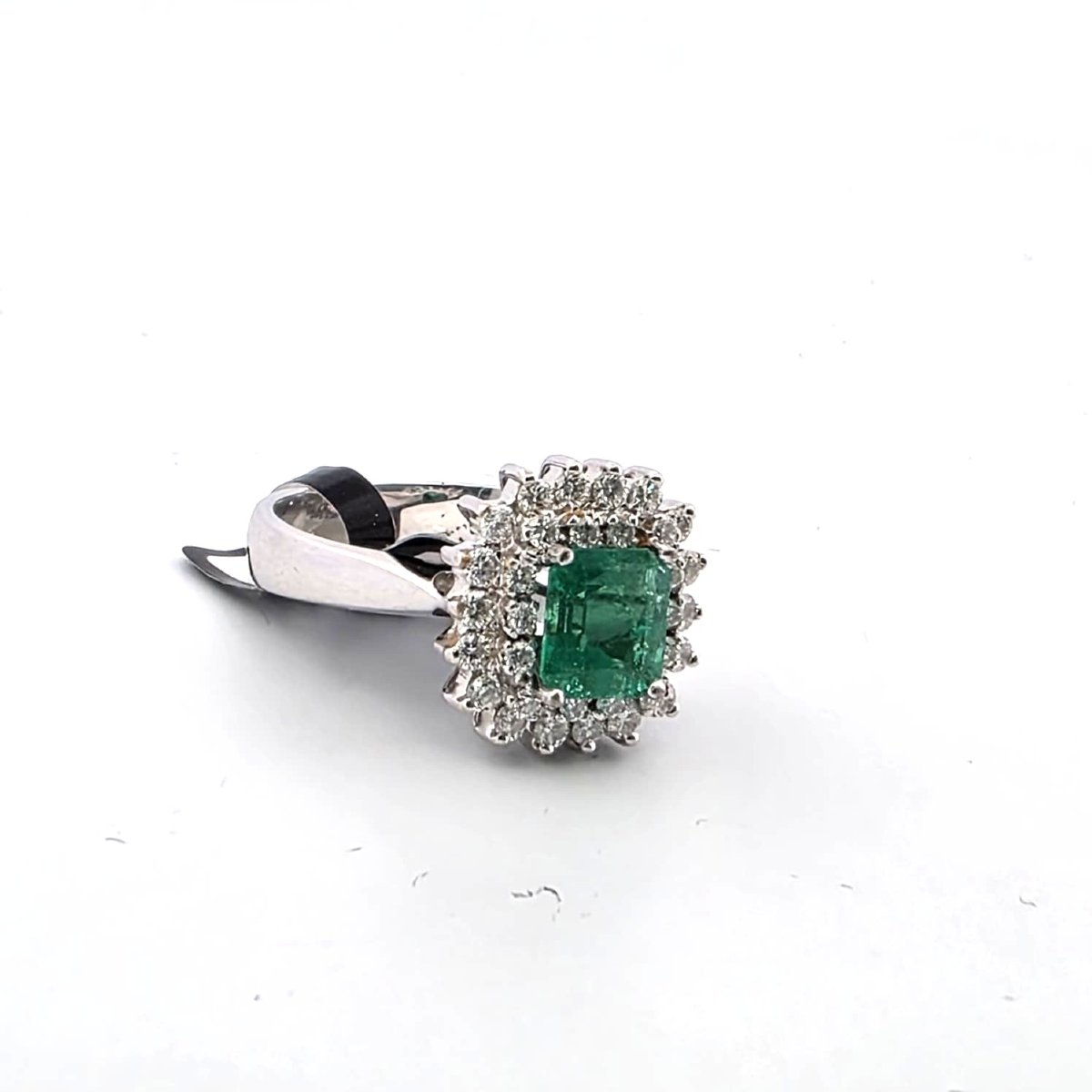 Anello in oro bianco 18kt con diamanti e smeraldo-photo-3