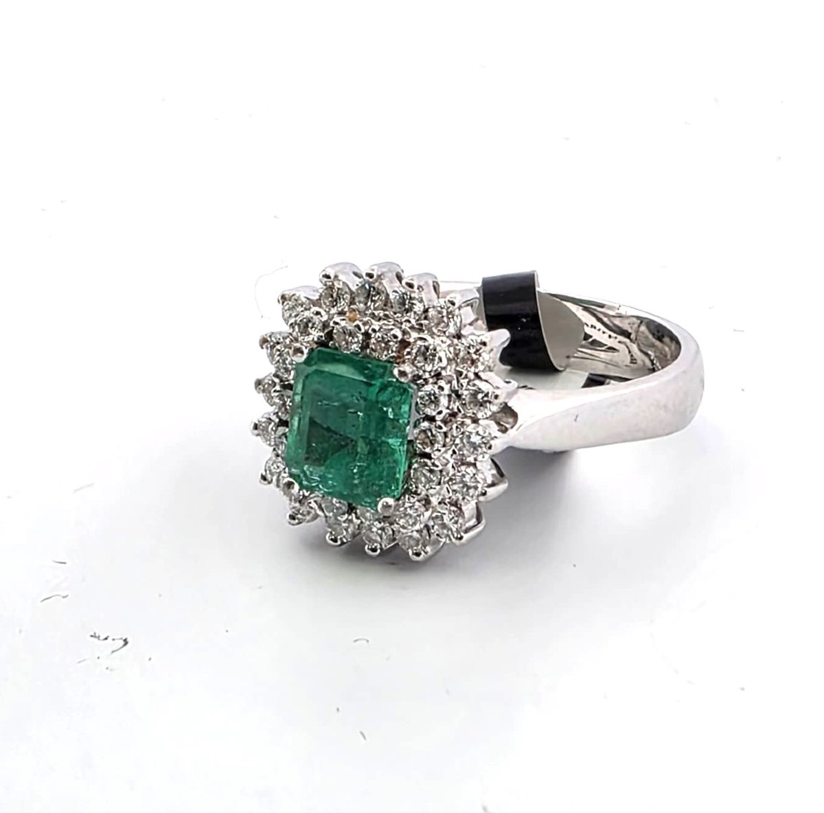 Anello in oro bianco 18kt con diamanti e smeraldo-photo-2