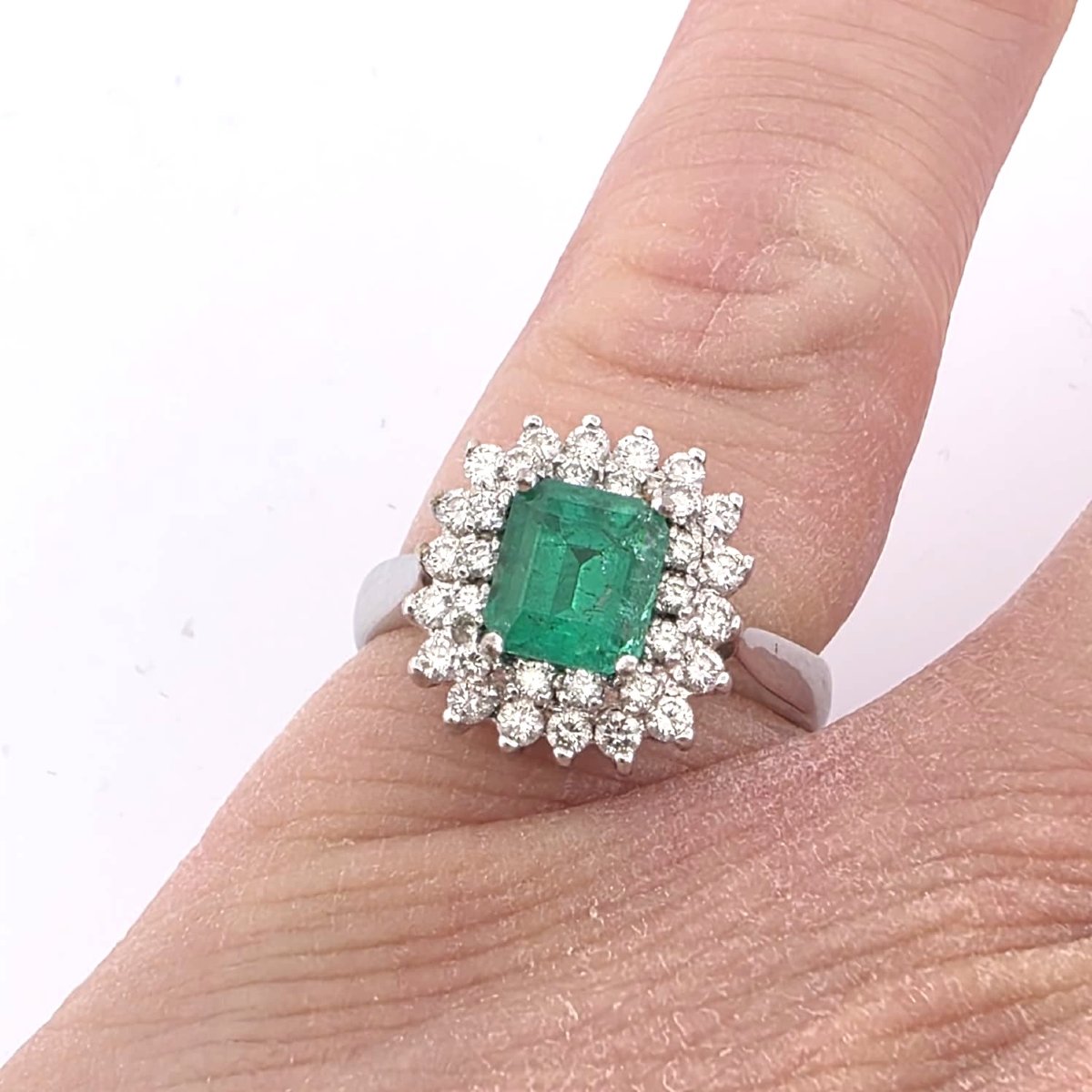 Anello in oro bianco 18kt con diamanti e smeraldo-photo-7