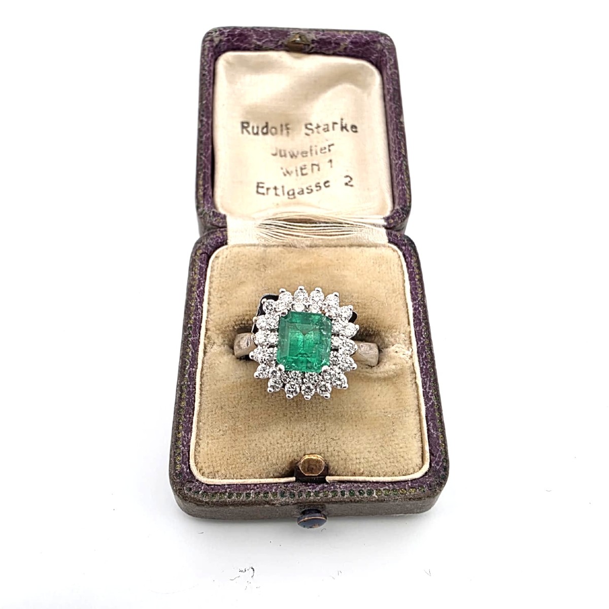 Anello in oro bianco 18kt con diamanti e smeraldo