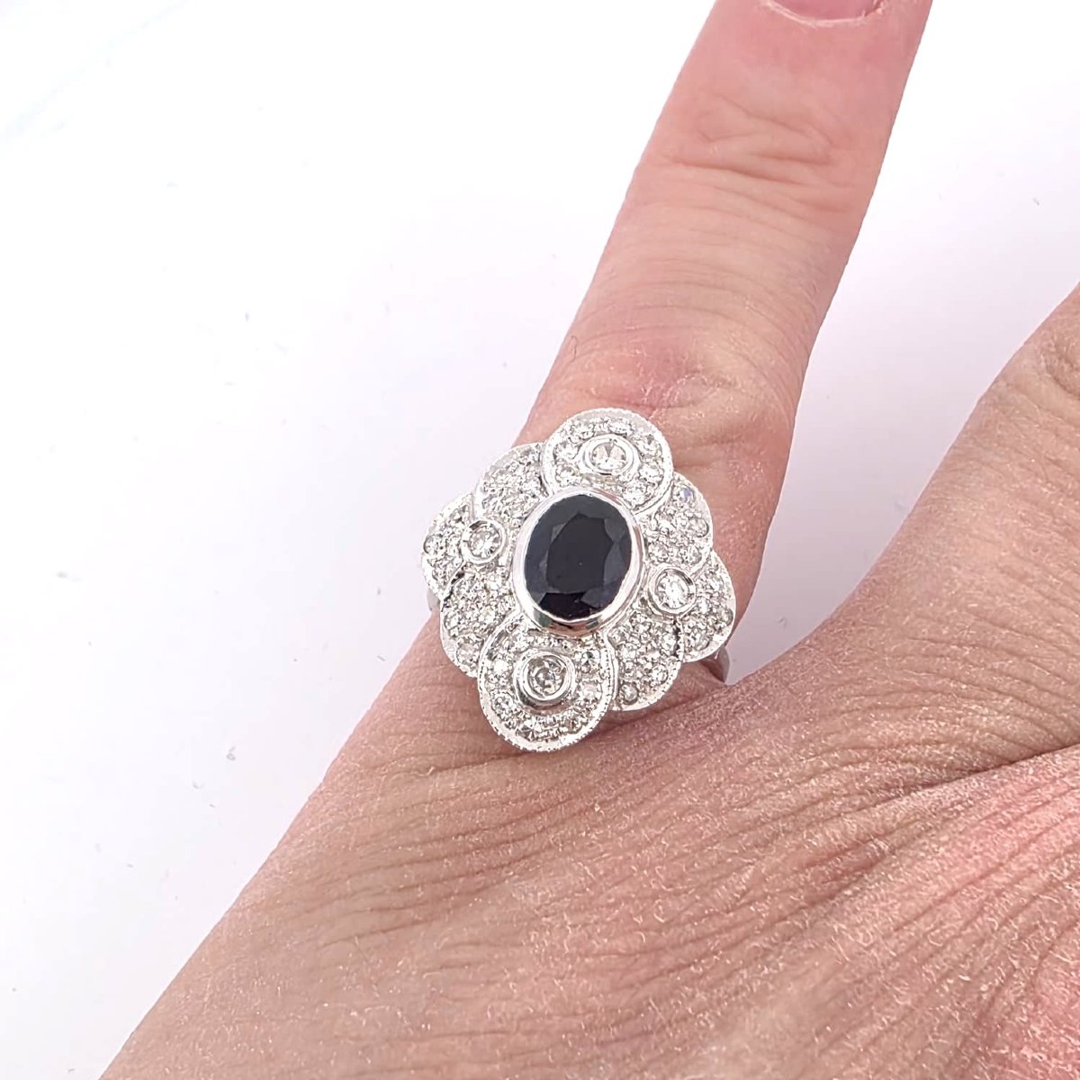 Anello in oro bianco 18kt con zaffiro e diamanti-photo-3