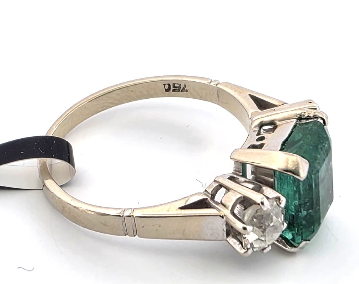 Anello in oro bianco 18kt con smeraldo centrale e diamanti laterali-photo-1