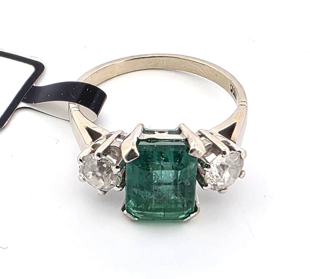 Anello in oro bianco 18kt con smeraldo centrale e diamanti laterali-photo-3