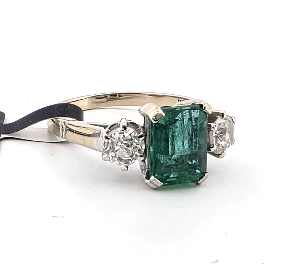 Anello in oro bianco 18kt con smeraldo centrale e diamanti laterali-photo-4