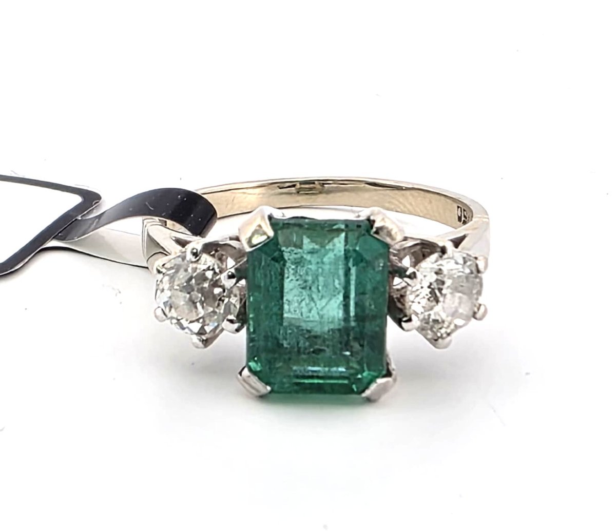 Anello in oro bianco 18kt con smeraldo centrale e diamanti laterali-photo-6