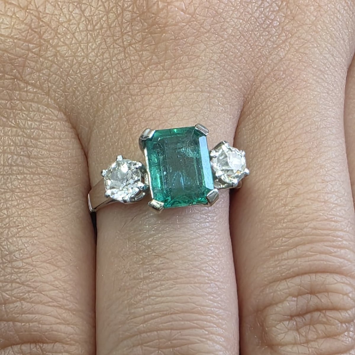 Anello in oro bianco 18kt con smeraldo centrale e diamanti laterali-photo-7