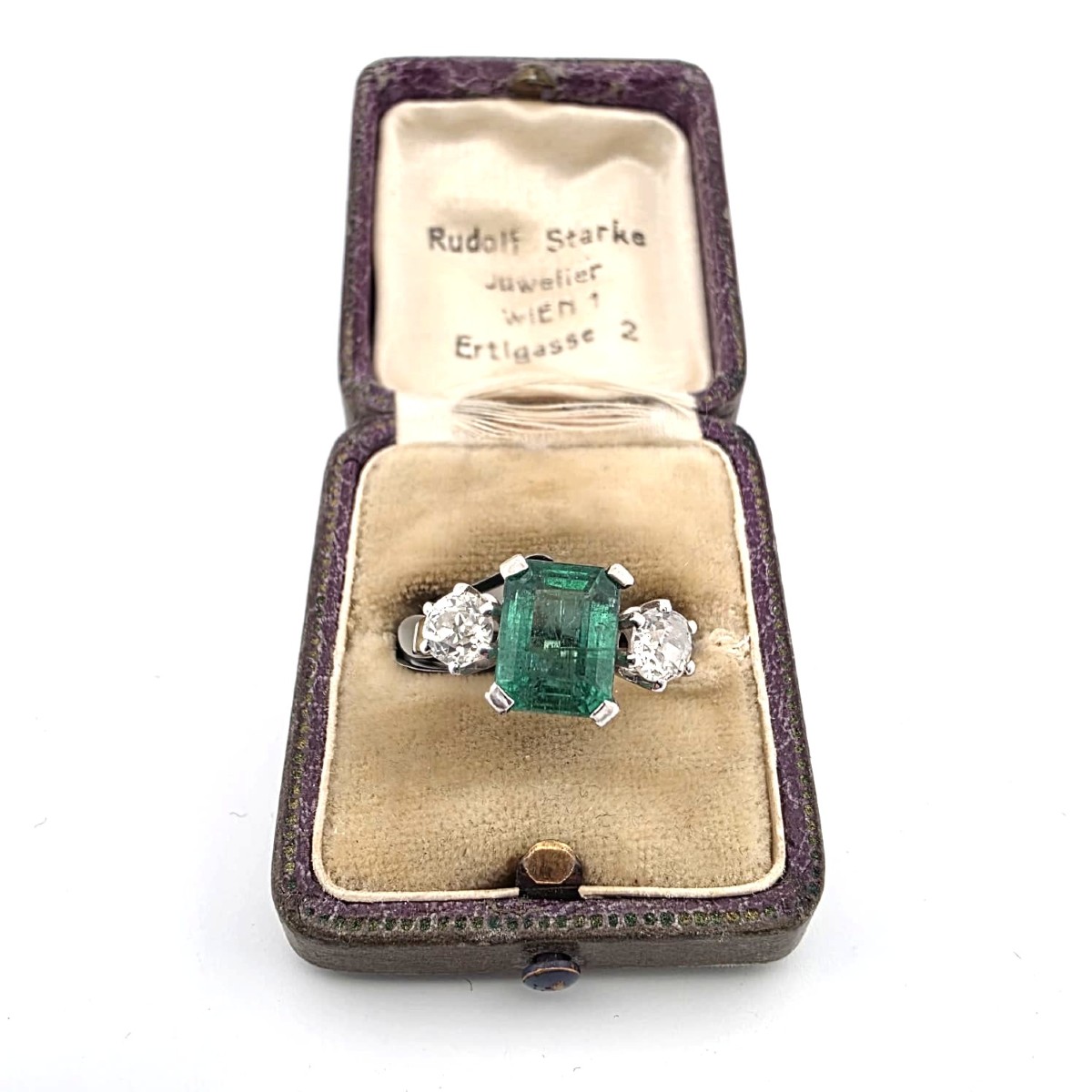 Anello in oro bianco 18kt con smeraldo centrale e diamanti laterali