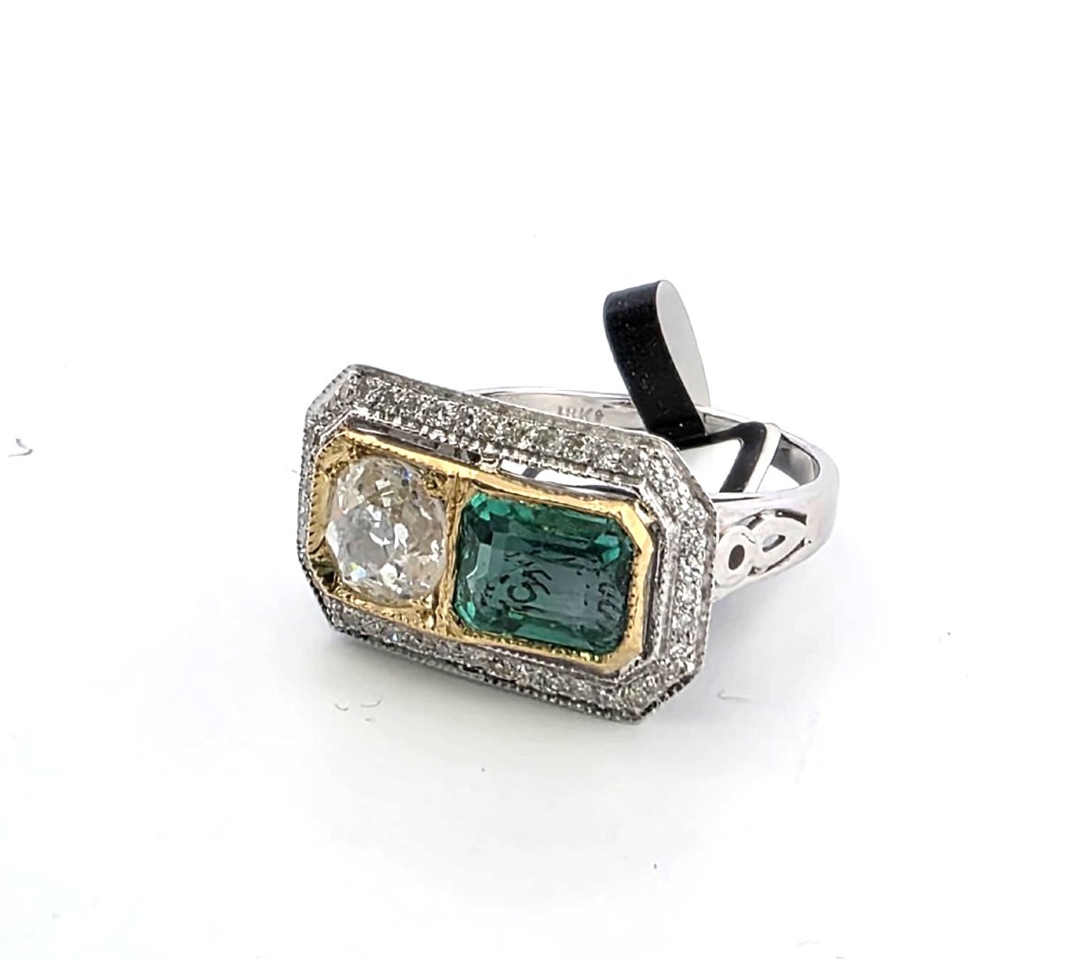 Anello in oro giallo e bianco 18kt con diamanti e smeraldo-photo-2