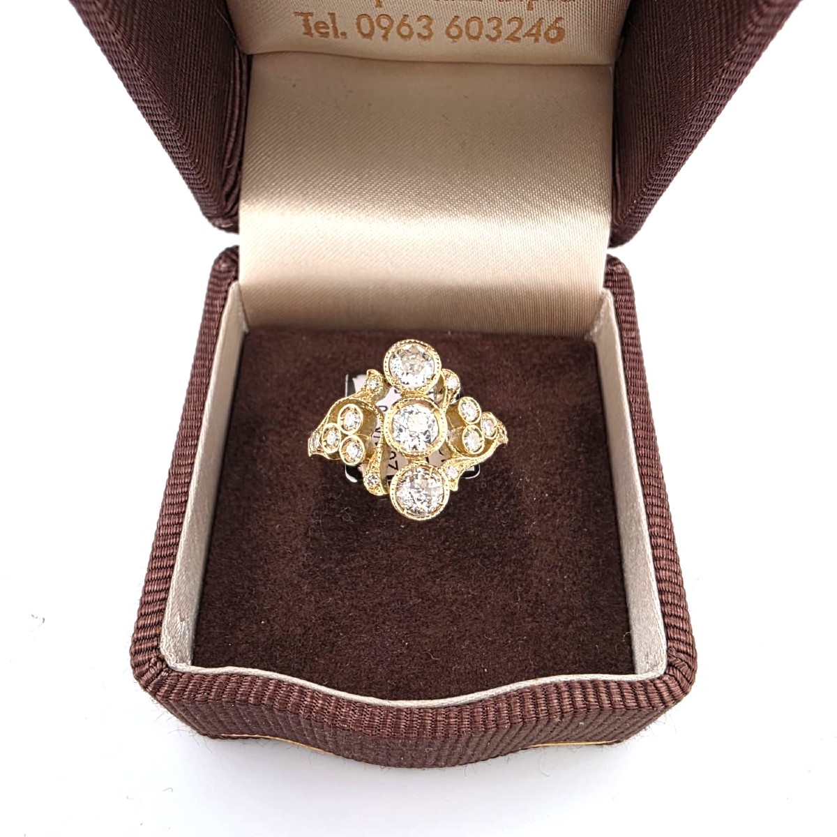 Anello in oro giallo 18kt con diamanti