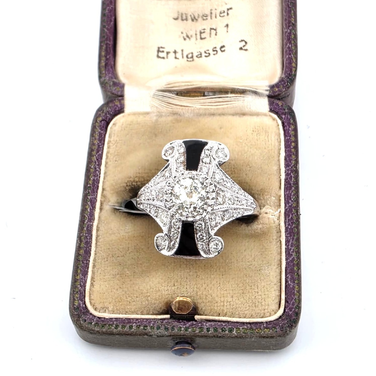 Anello in oro bianco 18kt con diamanti e onice