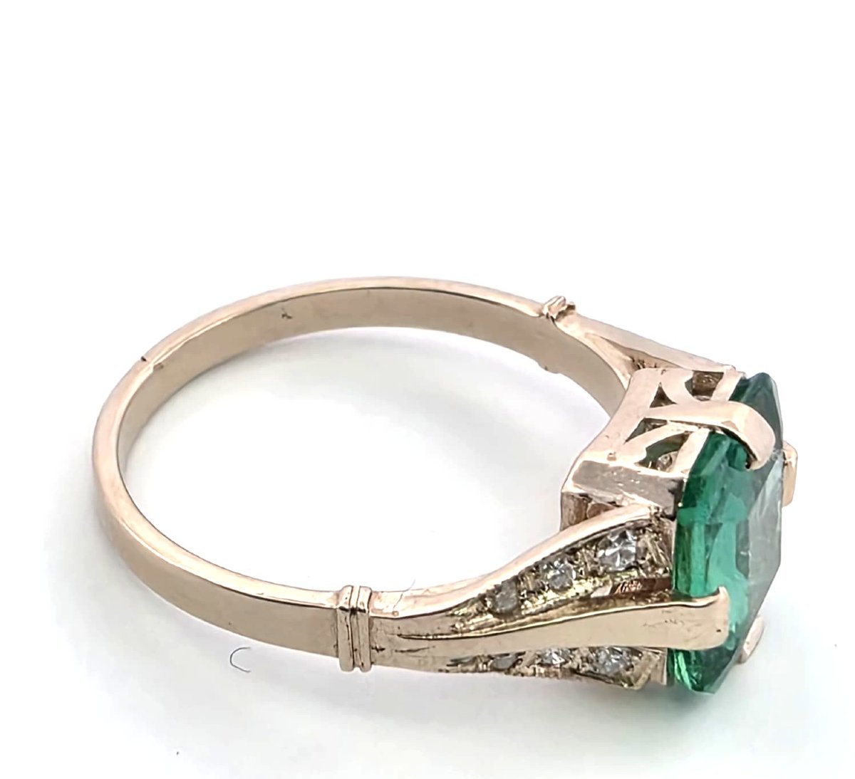 Anello in oro bianco art decò lavorato a mano con diamanti e smeraldo centrale-photo-1