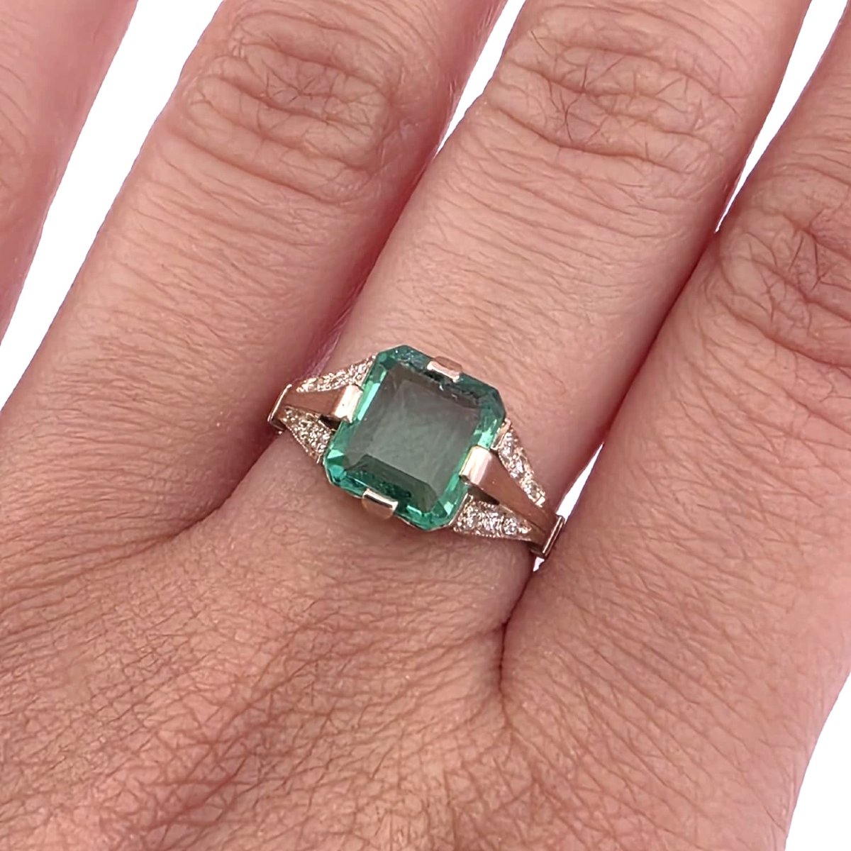 Anello in oro bianco art decò lavorato a mano con diamanti e smeraldo centrale