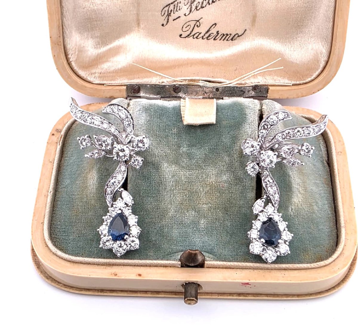 Orecchini in oro bianco 18kt con diamanti e zaffiri