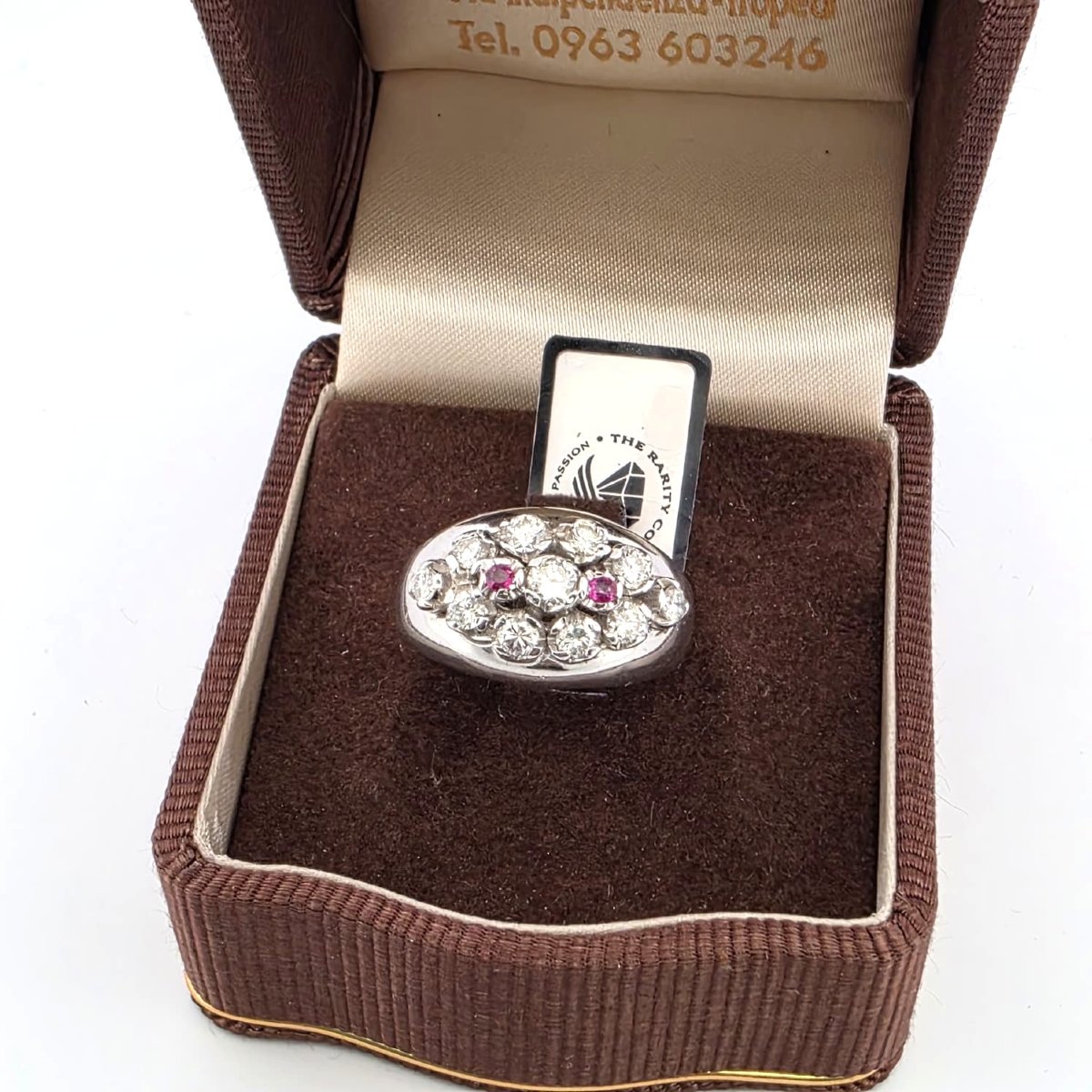Anello in oro bianco 18kt con diamanti e rubini