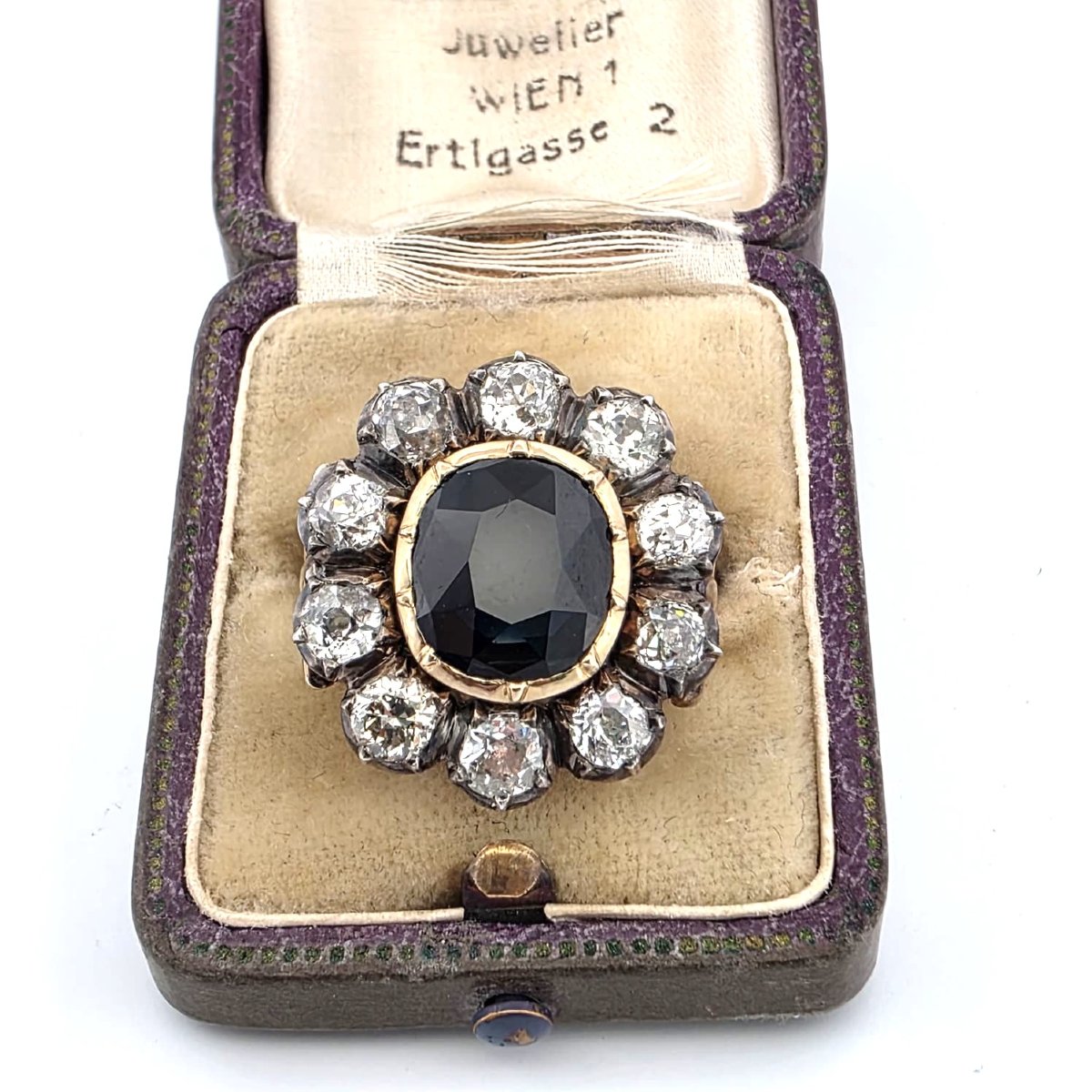 Anello in oro giallo basso e argento con diamanti e zaffiro