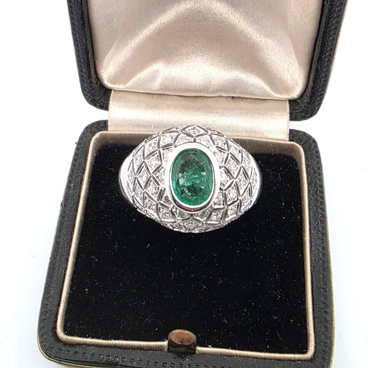 Anello in oro bianco 18kt con smeraldo e pavè di diamanti a contorno  Peso gr 14,60  Corona 15.-photo-3