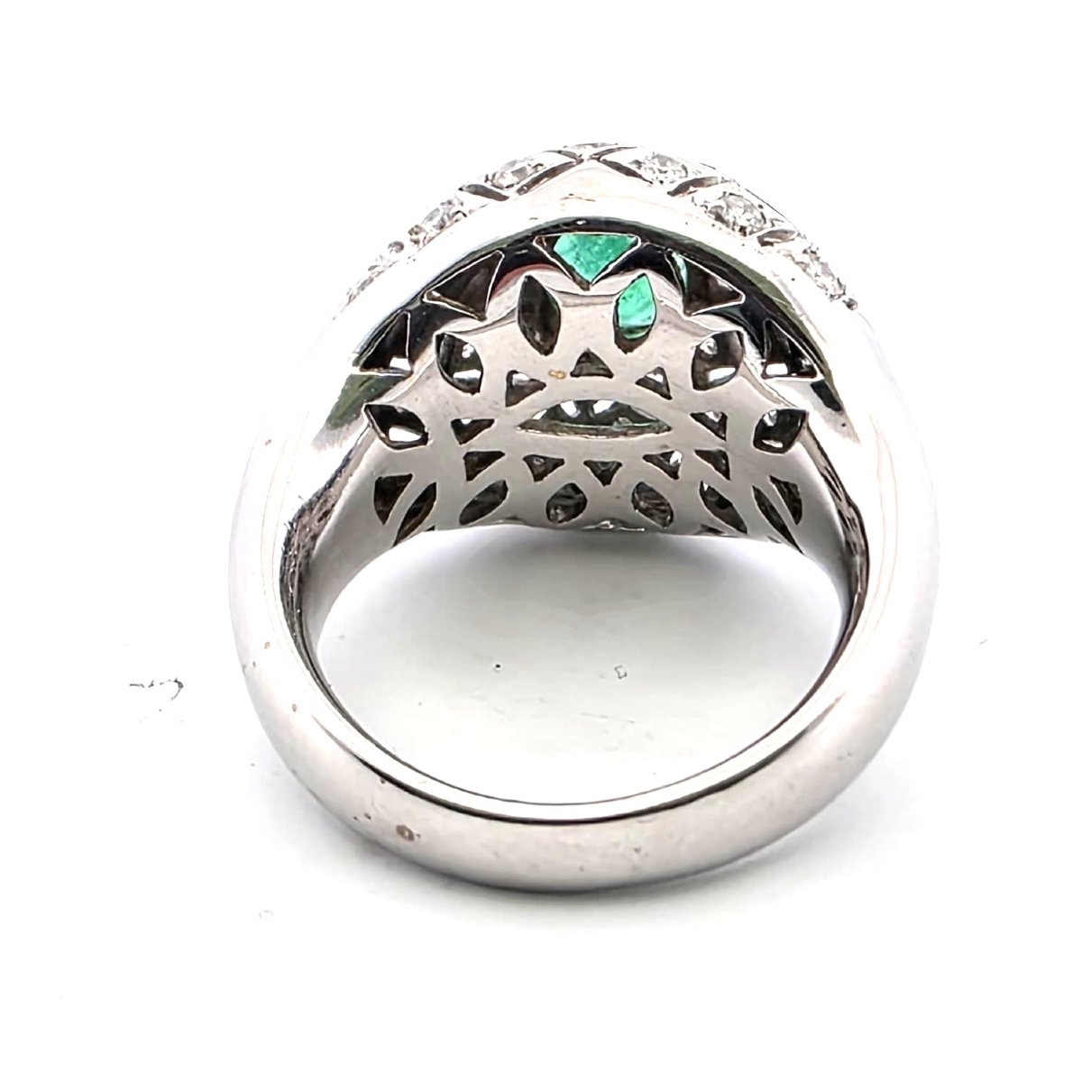 Anello in oro bianco 18kt con smeraldo e pavè di diamanti a contorno  Peso gr 14,60  Corona 15.-photo-4