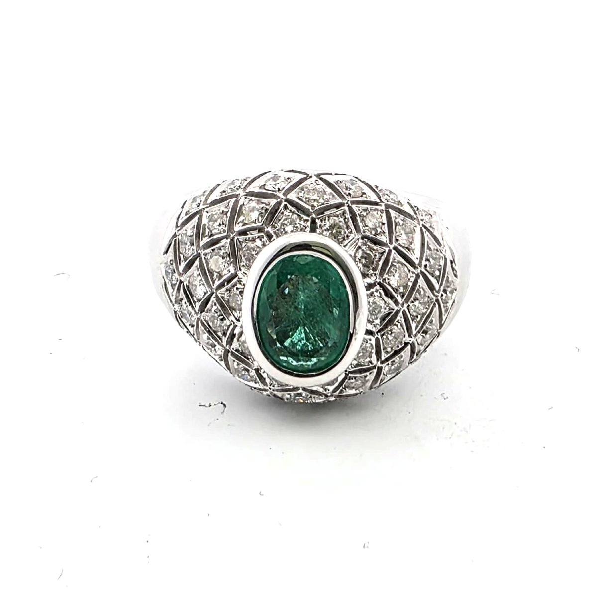 Anello in oro bianco 18kt con smeraldo e pavè di diamanti a contorno  Peso gr 14,60  Corona 15.-photo-3