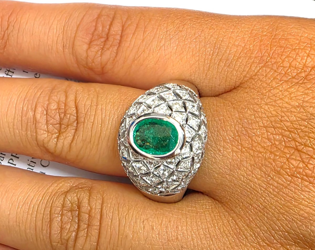 Anello in oro bianco 18kt con smeraldo e pavè di diamanti a contorno  Peso gr 14,60  Corona 15.