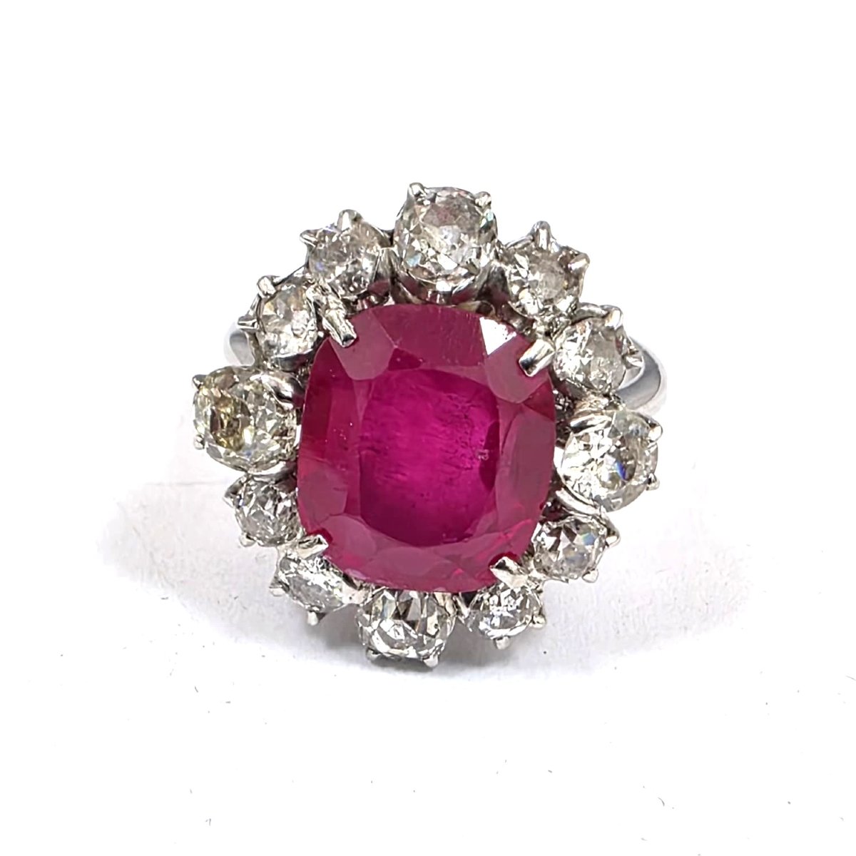 Anello in oro bianco 18kt con rubino centrale e diamanti a contorno-photo-2