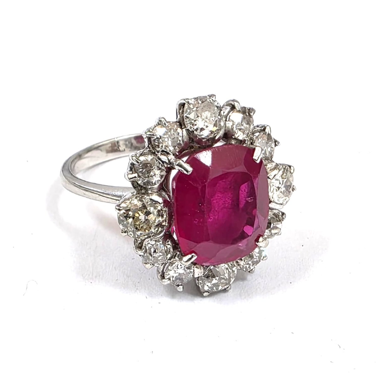 Anello in oro bianco 18kt con rubino centrale e diamanti a contorno-photo-4