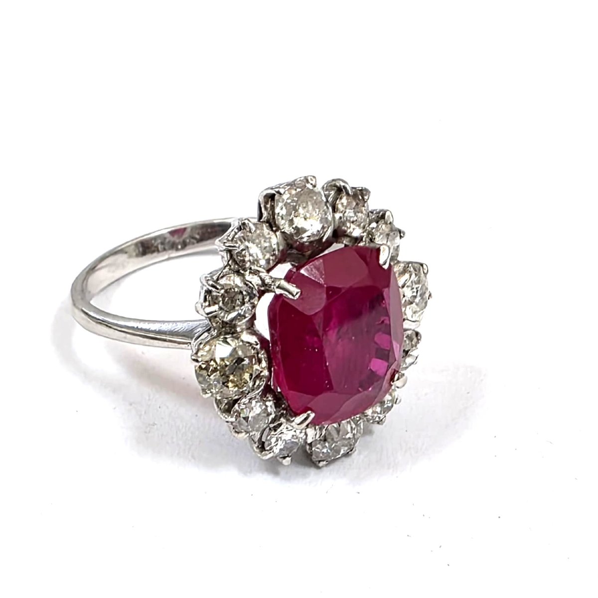 Anello in oro bianco 18kt con rubino centrale e diamanti a contorno-photo-1
