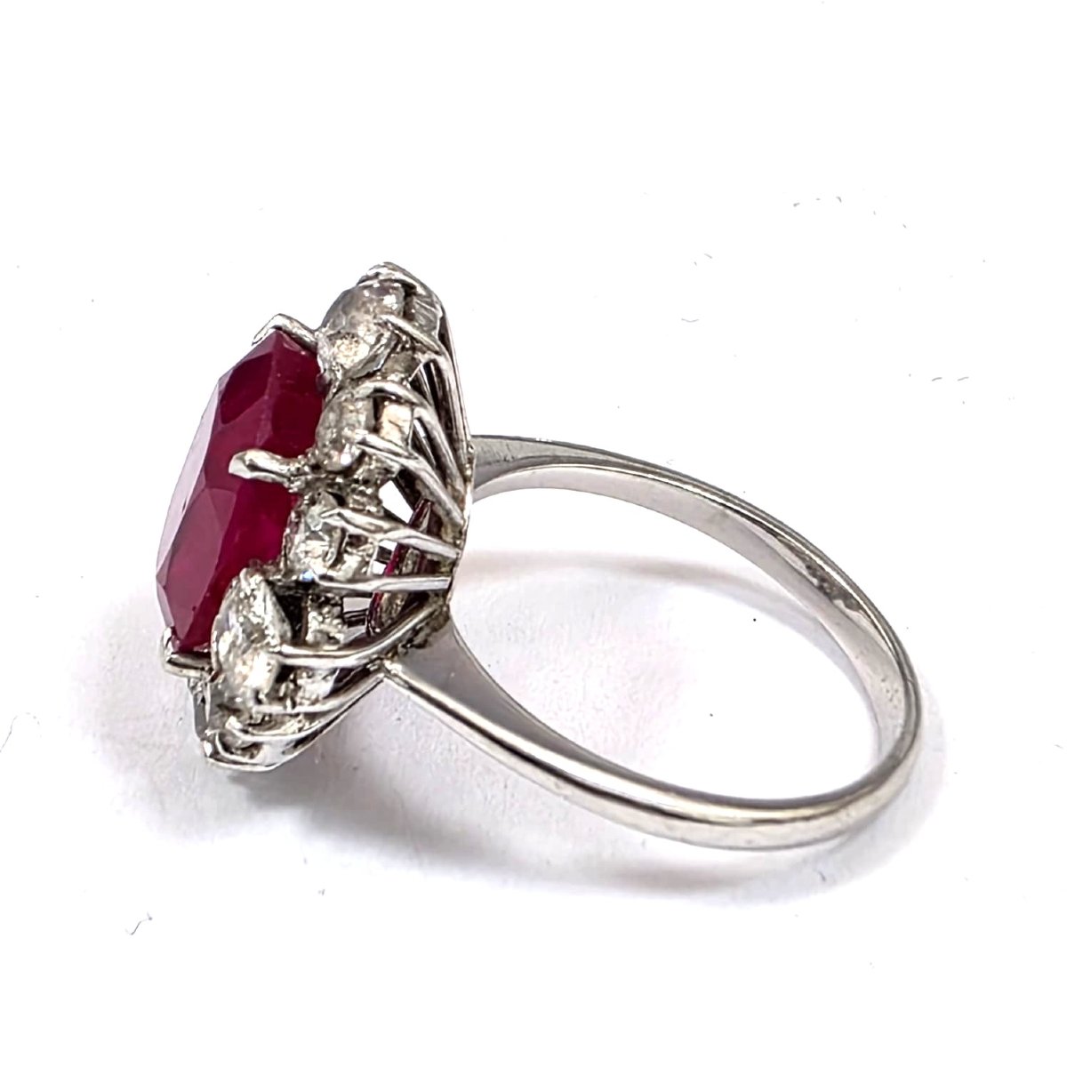 Anello in oro bianco 18kt con rubino centrale e diamanti a contorno-photo-3
