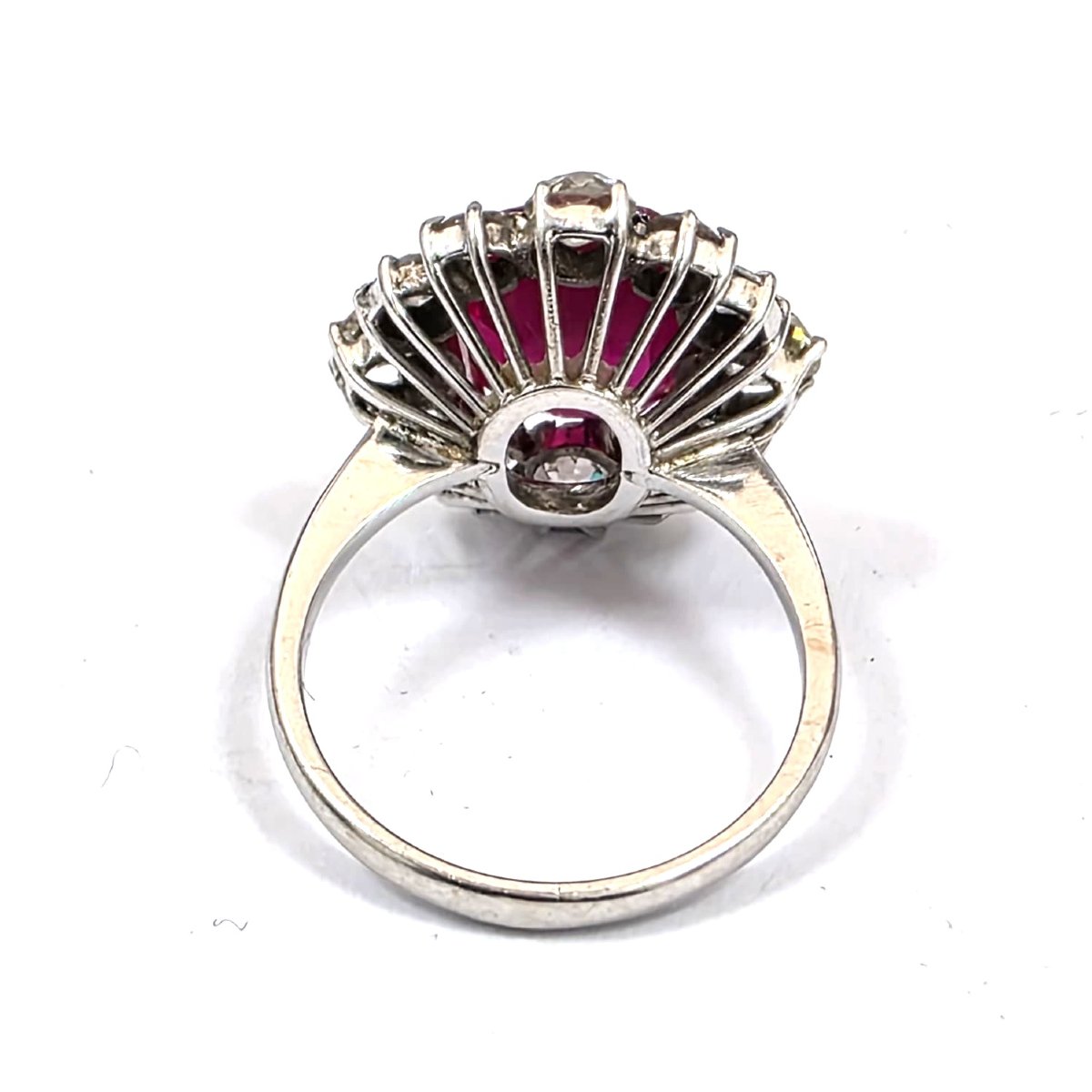 Anello in oro bianco 18kt con rubino centrale e diamanti a contorno-photo-4