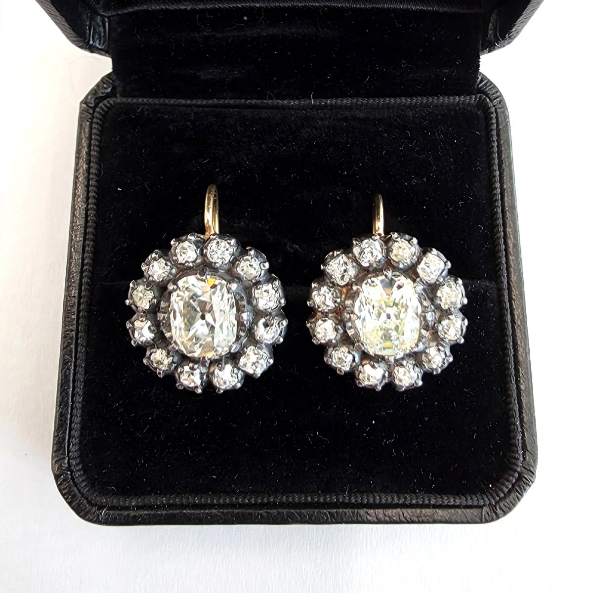 Orecchini in oro giallo 18kt e platino con diamanti importanti