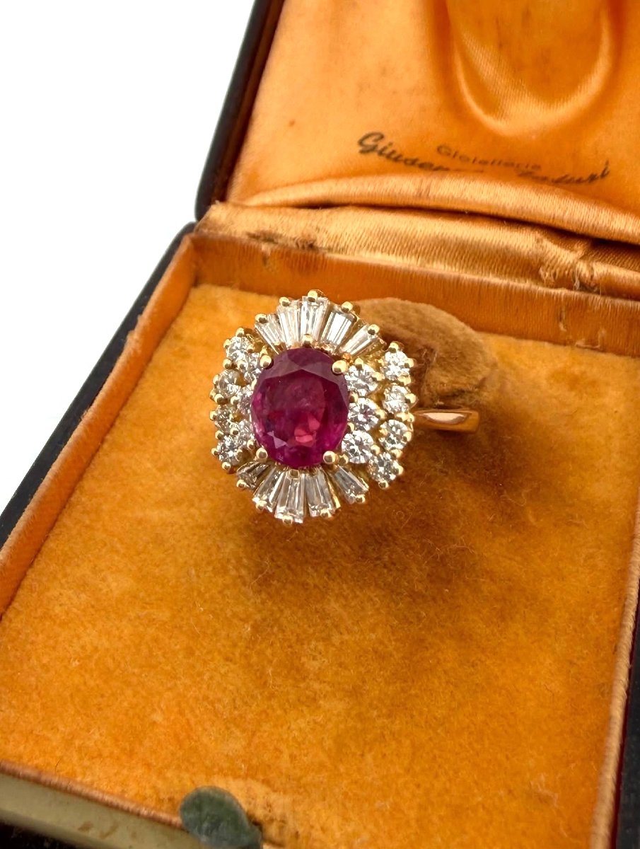 Anello vintage in oro giallo 18 Kt con rubino naturale e diamanti