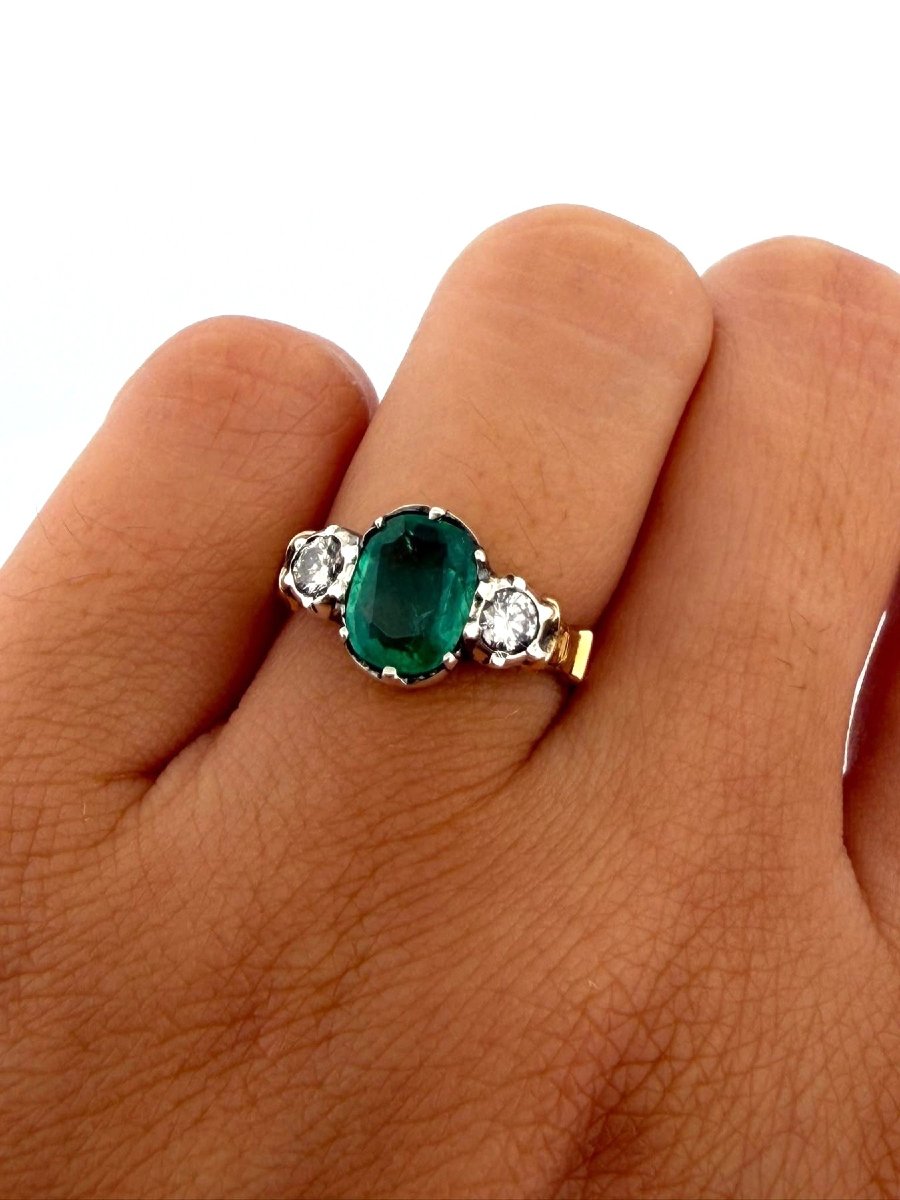 Anello Vintage in oro giallo 18kt con Smeraldo centrale e Diamanti a contorno-photo-1