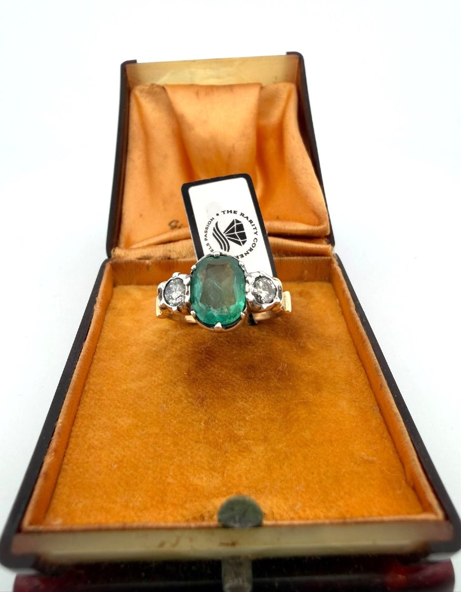 Anello Vintage in oro giallo 18kt con Smeraldo centrale e Diamanti a contorno