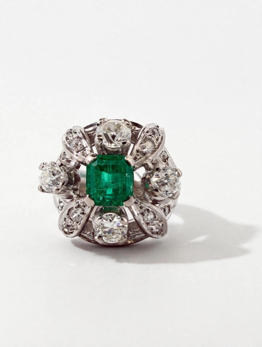 Anello in Platino con Smeraldo Colombiano centrale e Diamanti a contorno-photo-2