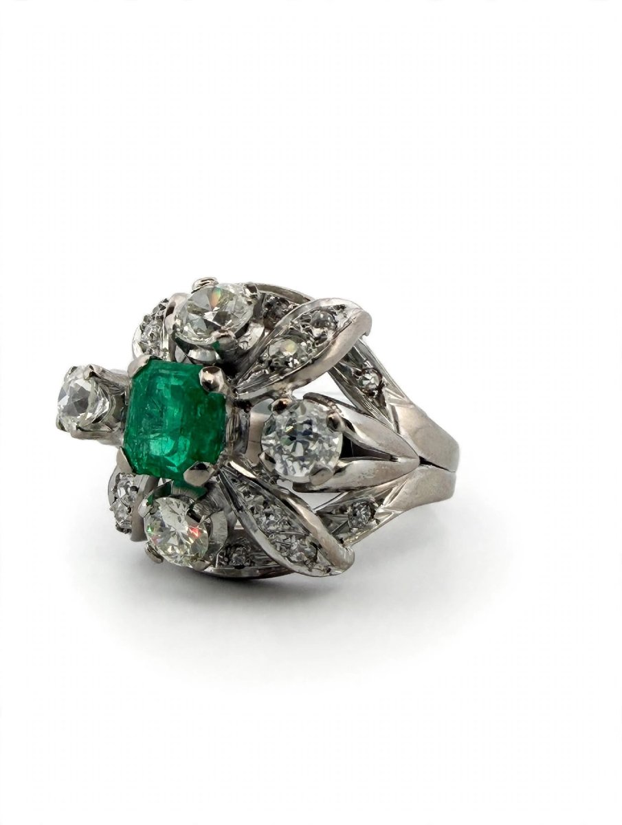 Anello in Platino con Smeraldo Colombiano centrale e Diamanti a contorno-photo-3