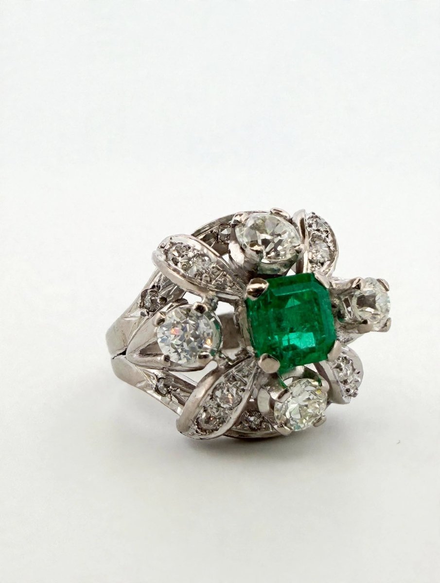 Anello in Platino con Smeraldo Colombiano centrale e Diamanti a contorno-photo-4