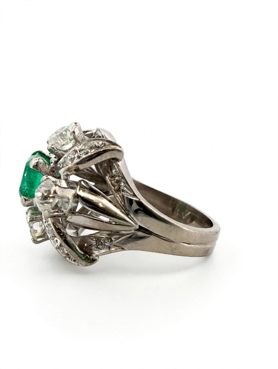 Anello in Platino con Smeraldo Colombiano centrale e Diamanti a contorno-photo-1