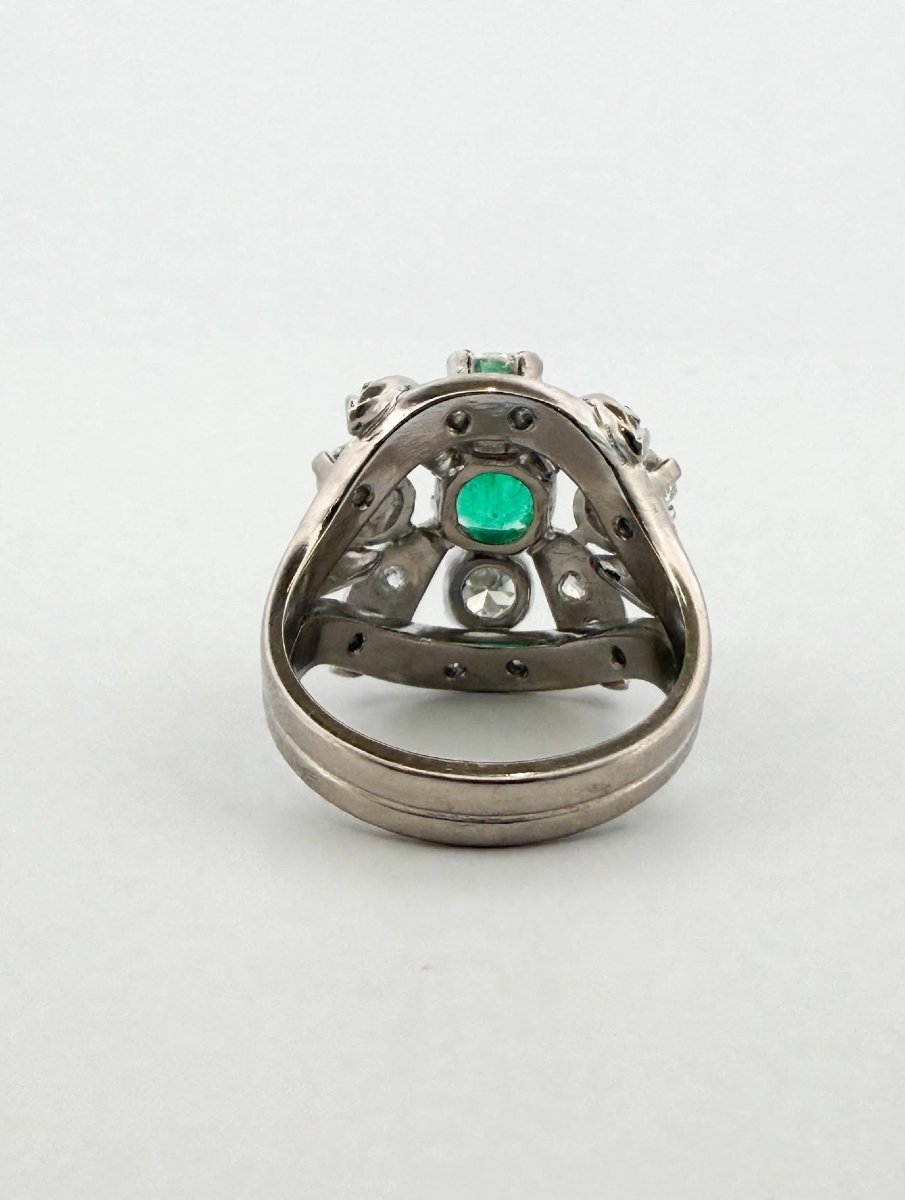 Anello in Platino con Smeraldo Colombiano centrale e Diamanti a contorno-photo-2