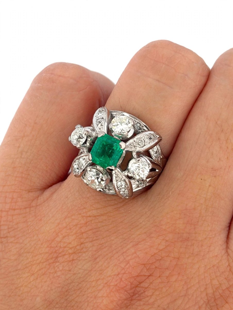 Anello in Platino con Smeraldo Colombiano centrale e Diamanti a contorno-photo-4