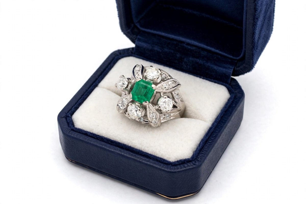 Anello in Platino con Smeraldo Colombiano centrale e Diamanti a contorno