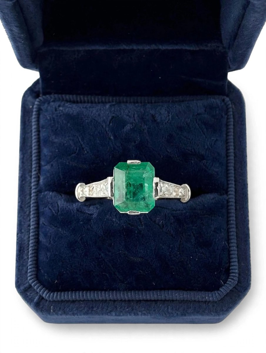 Anello in Oro bianco con Smeraldo centrale e Diamanti