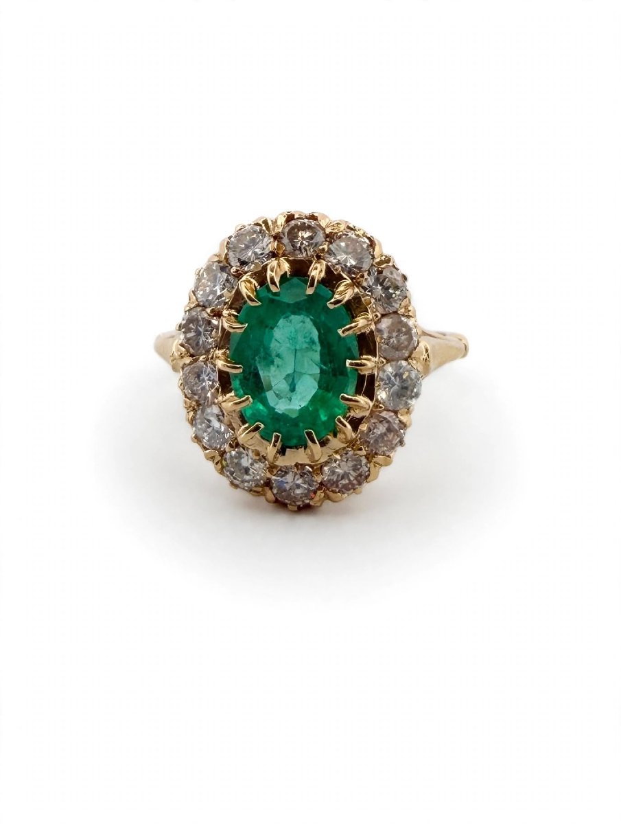 Anello in Oro giallo 18Kt con Smeraldo centrale e Diamanti a contorno-photo-2