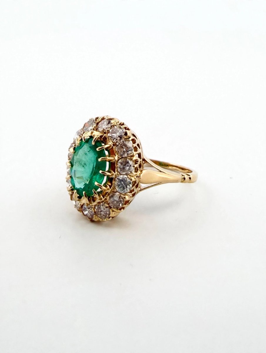Anello in Oro giallo 18Kt con Smeraldo centrale e Diamanti a contorno-photo-3