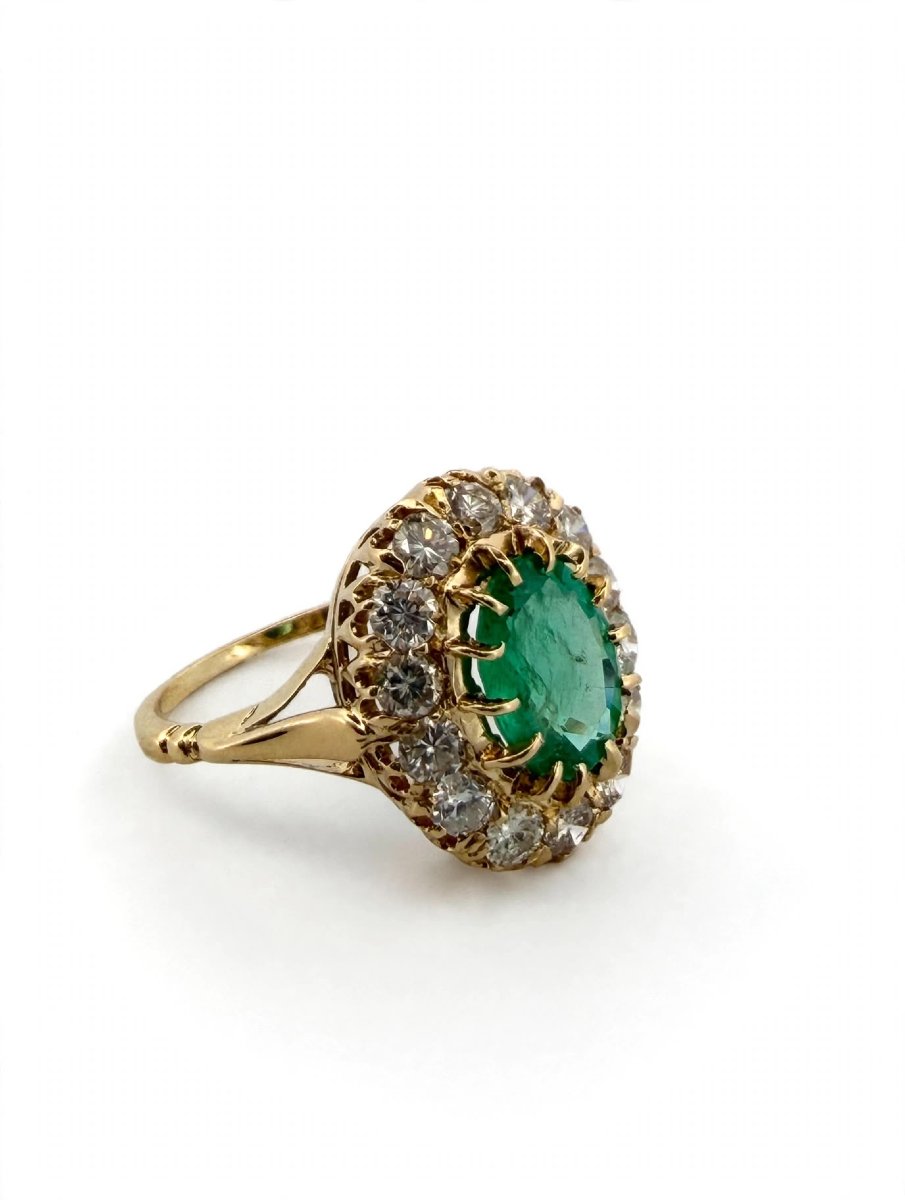 Anello in Oro giallo 18Kt con Smeraldo centrale e Diamanti a contorno-photo-4