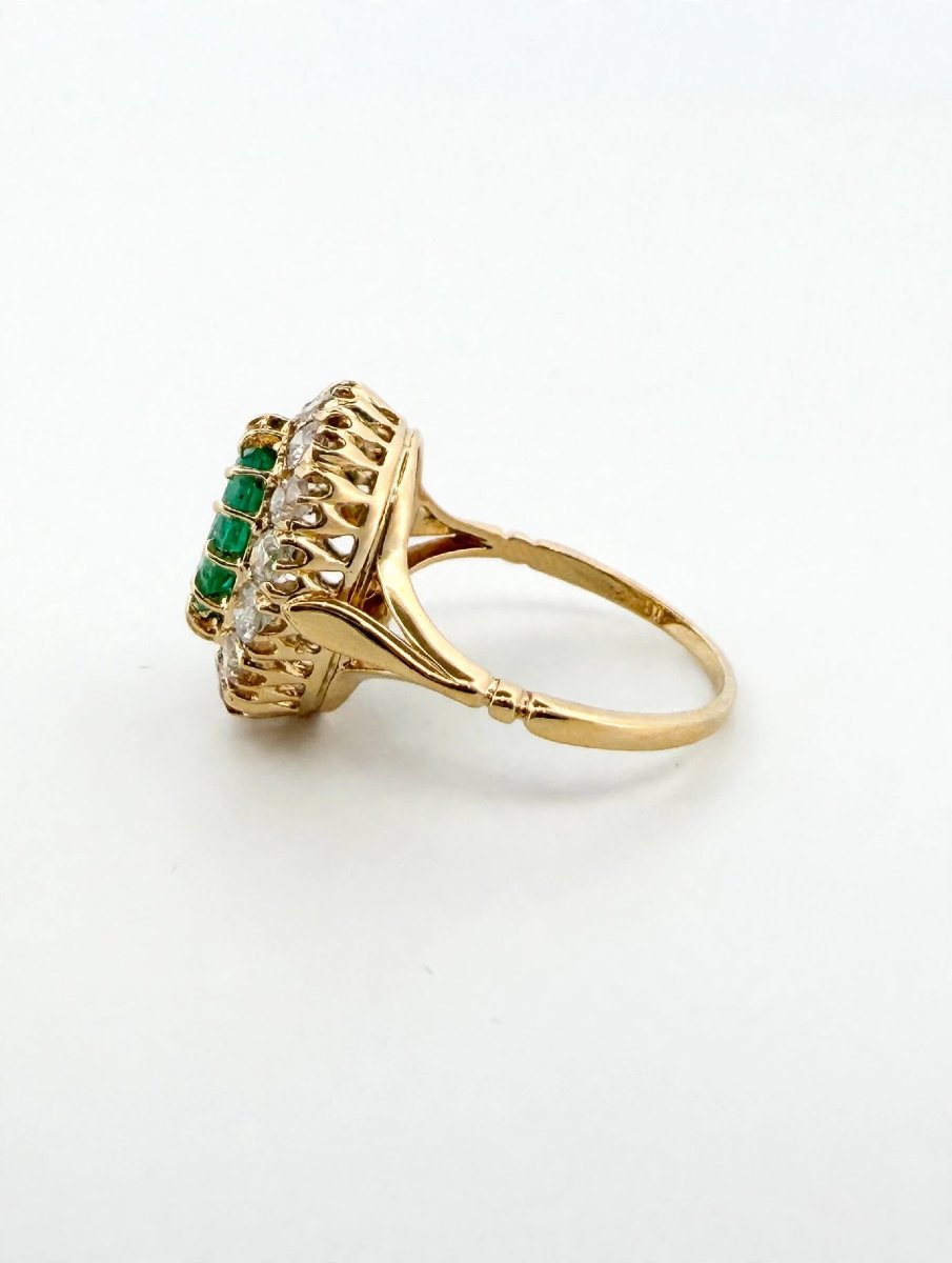 Anello in Oro giallo 18Kt con Smeraldo centrale e Diamanti a contorno-photo-1